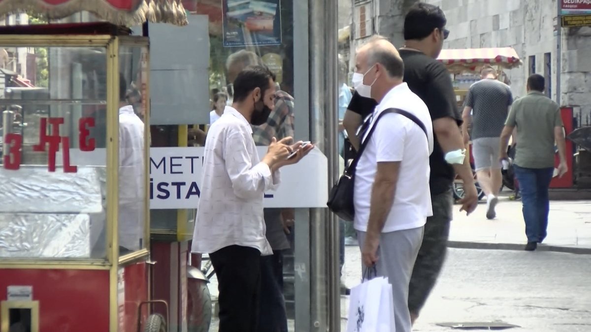 Fatih’te, turistlere para karşılığı HES kodu alan şahıslar yakalandı