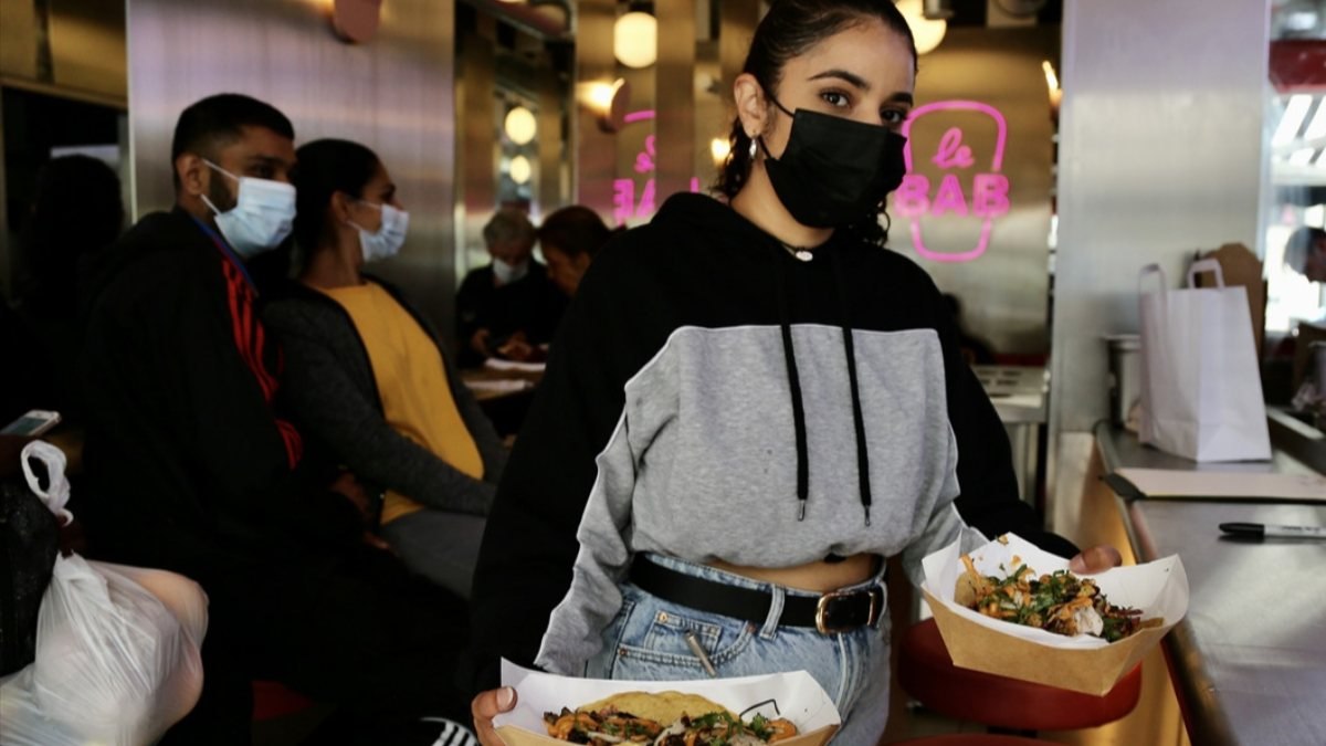 İngiltere eski Sağlık Bakanı Hancock'un istifasını kebap dağıtarak kutladılar