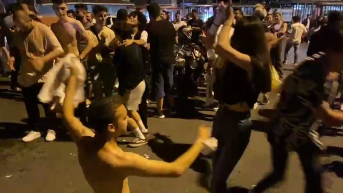 Beşiktaş’ta gençler, koronavirüs yokmuşçasına dans etti