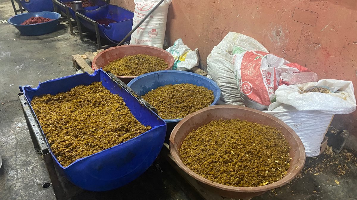 Beykoz'daki ahırdan 5 ton kaçak nargile tütünü çıktı