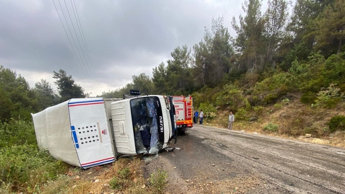 Mersin’de mevsimlik işçileri taşıyan kamyonet devrildi