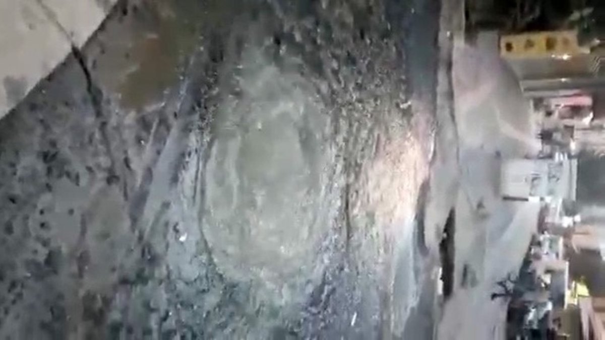 Zeytinburnu’nda İBB çalışmaları sırasında su borusu patladı