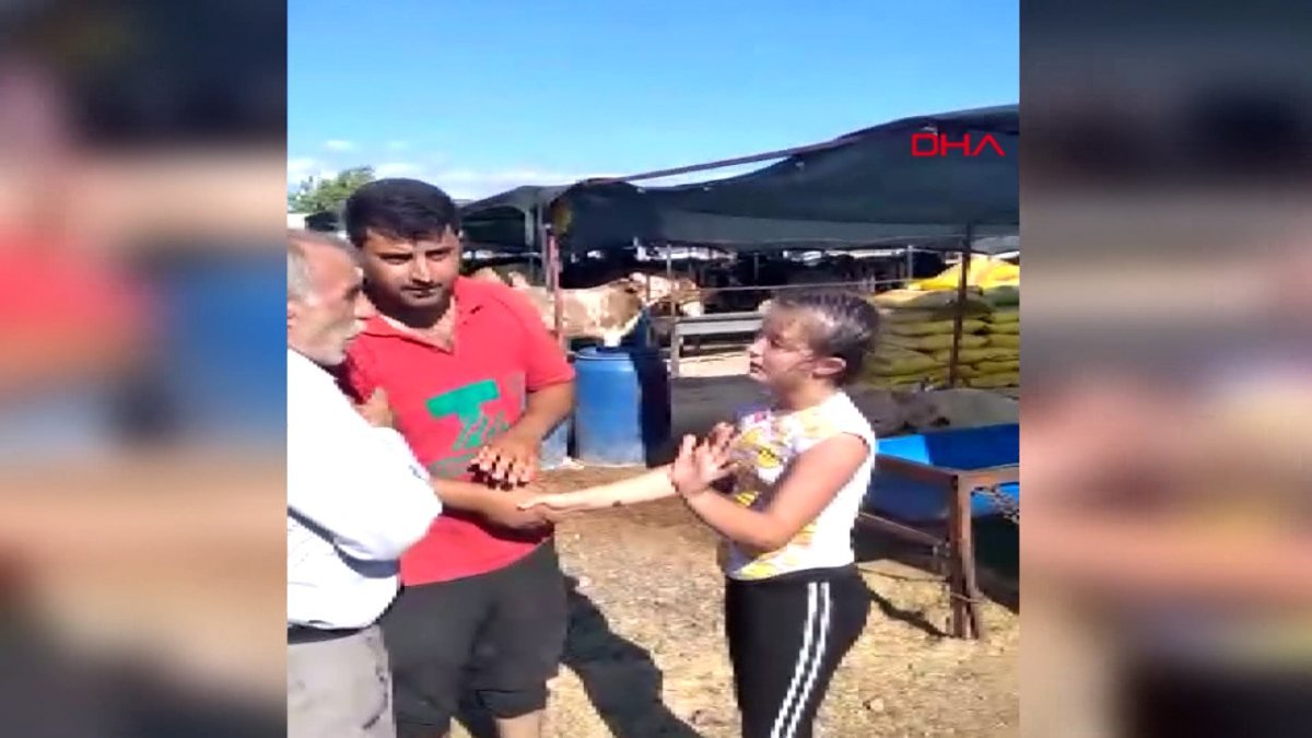 İzmir’de babasıyla kurban pazarına gelen çocuğun pazarlık anları