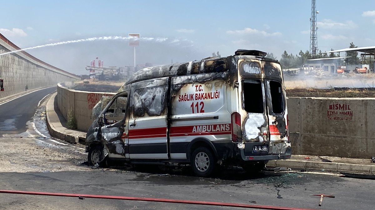 Diyarbakır'da hasta almaya giden ambulans alev aldı