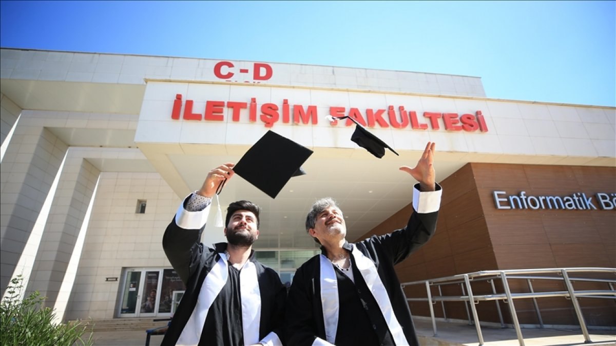Antalya'da baba ile oğlu, aynı fakülteden birlikte mezun oldu
