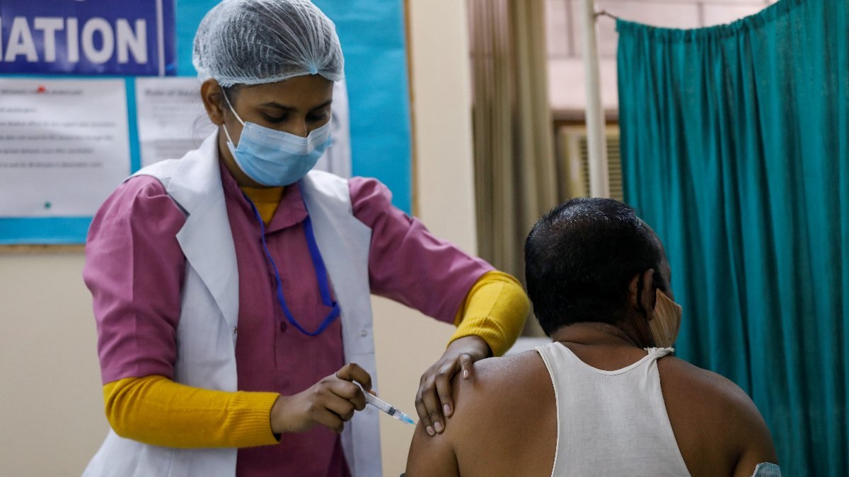 Hindistan'da koronavirüs aşısı diye tuzlu su uygulandı
