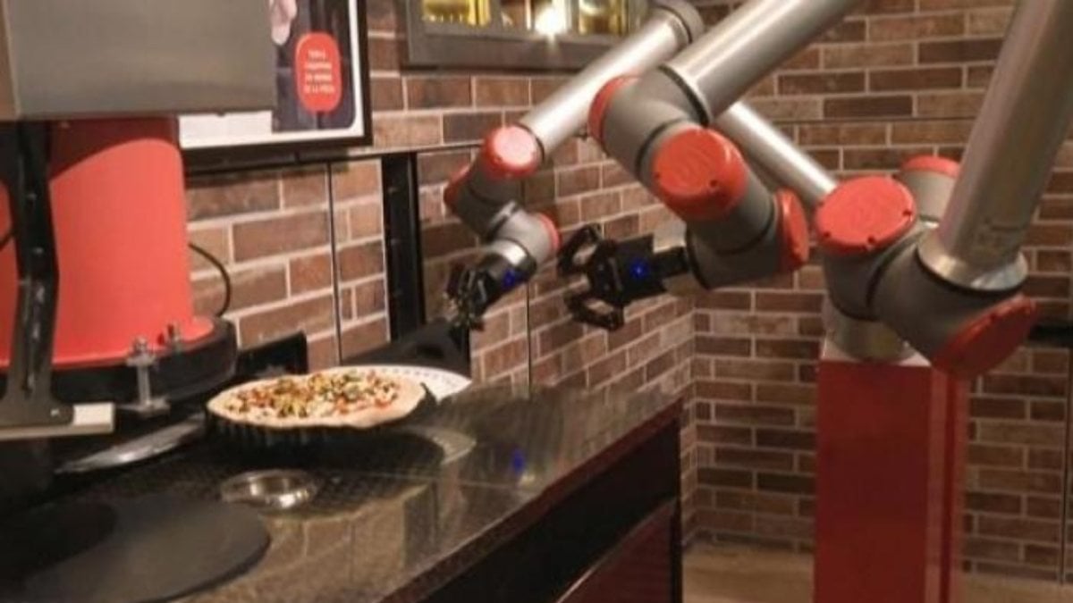 Pizzacı Robot Pazzi, Paris'te işe başladı