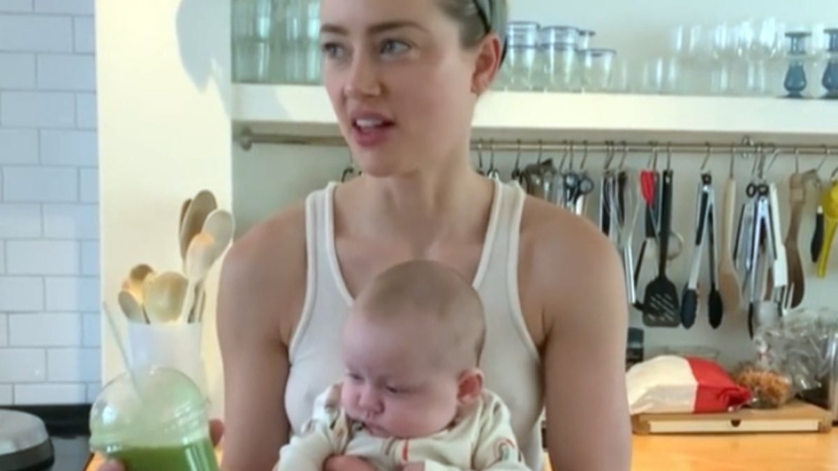 Amber Heard, taşıyıcı anneyle doğan bebeğinin görüntüsünü paylaştı