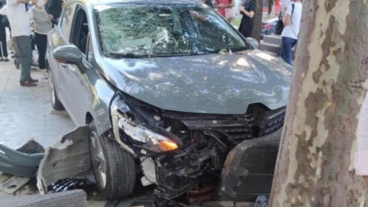 Kadıköy Bağdat Caddesi'nde kaldırımda yürüyen kadına araç çarptı