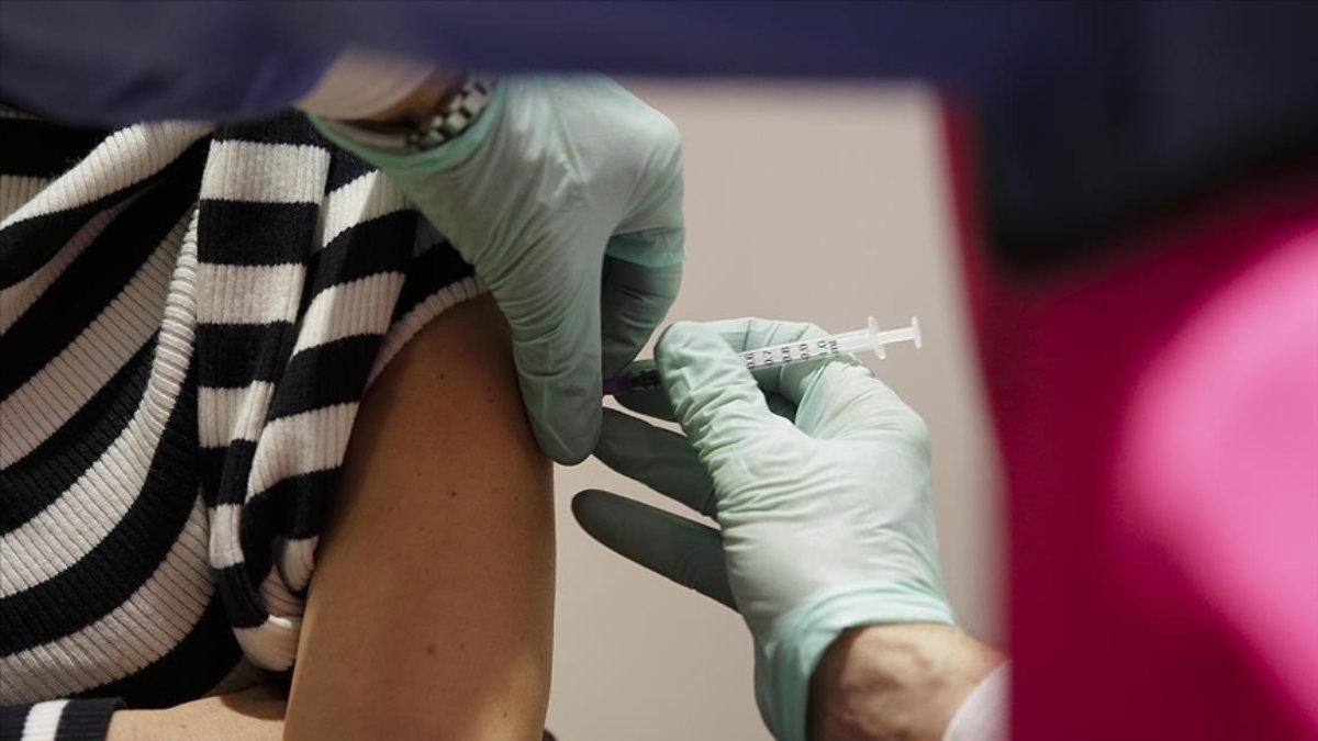 Fahrettin Koca'dan 10 günlük rapor: 8 milyon dozu aşkın aşı yapıldı
