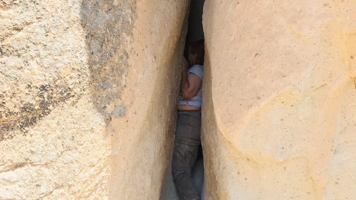 Kapadokya'da fotoğraf çeken turist kayalıklar arasında sıkıştı