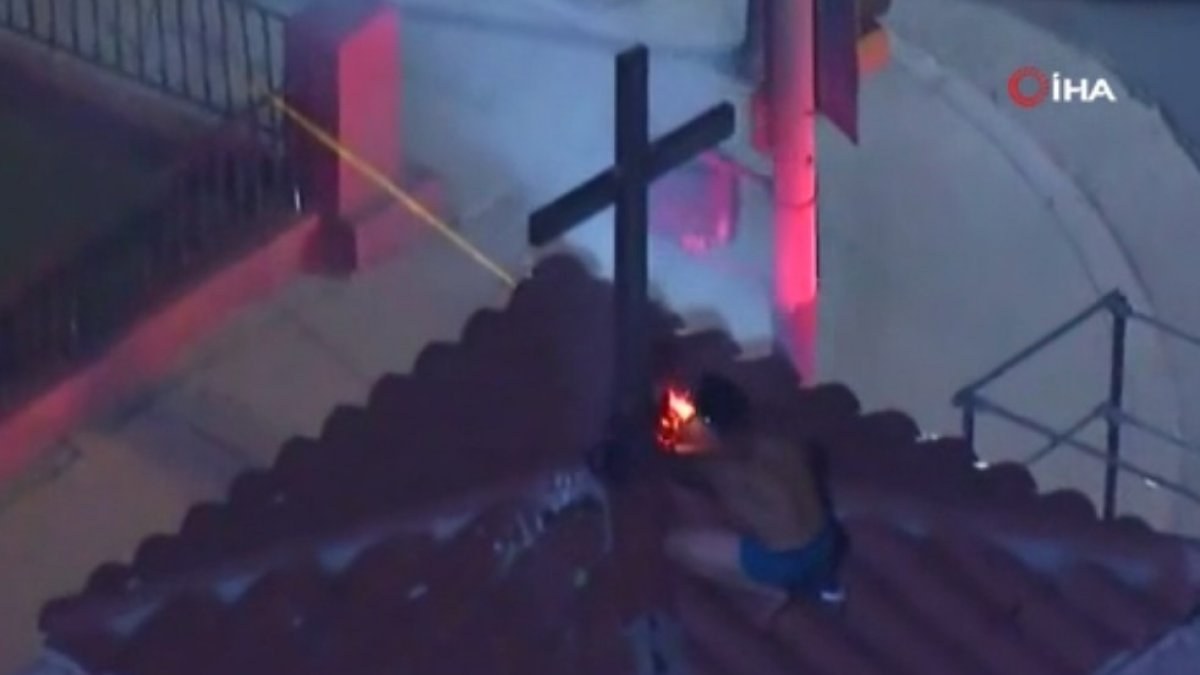 ABD'de bir kişi kilisenin çatısındaki haçları yakmaya çalıştı