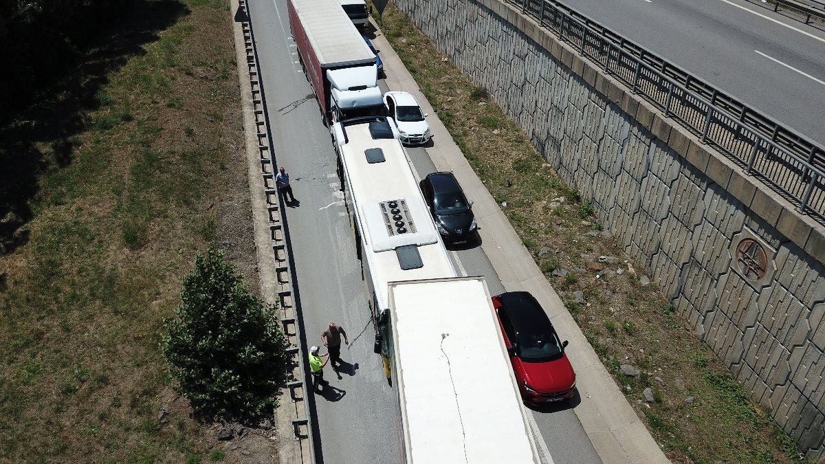 Pendik’te zincirleme kaza: İETT otobüsü iki tırın arasında kaldı