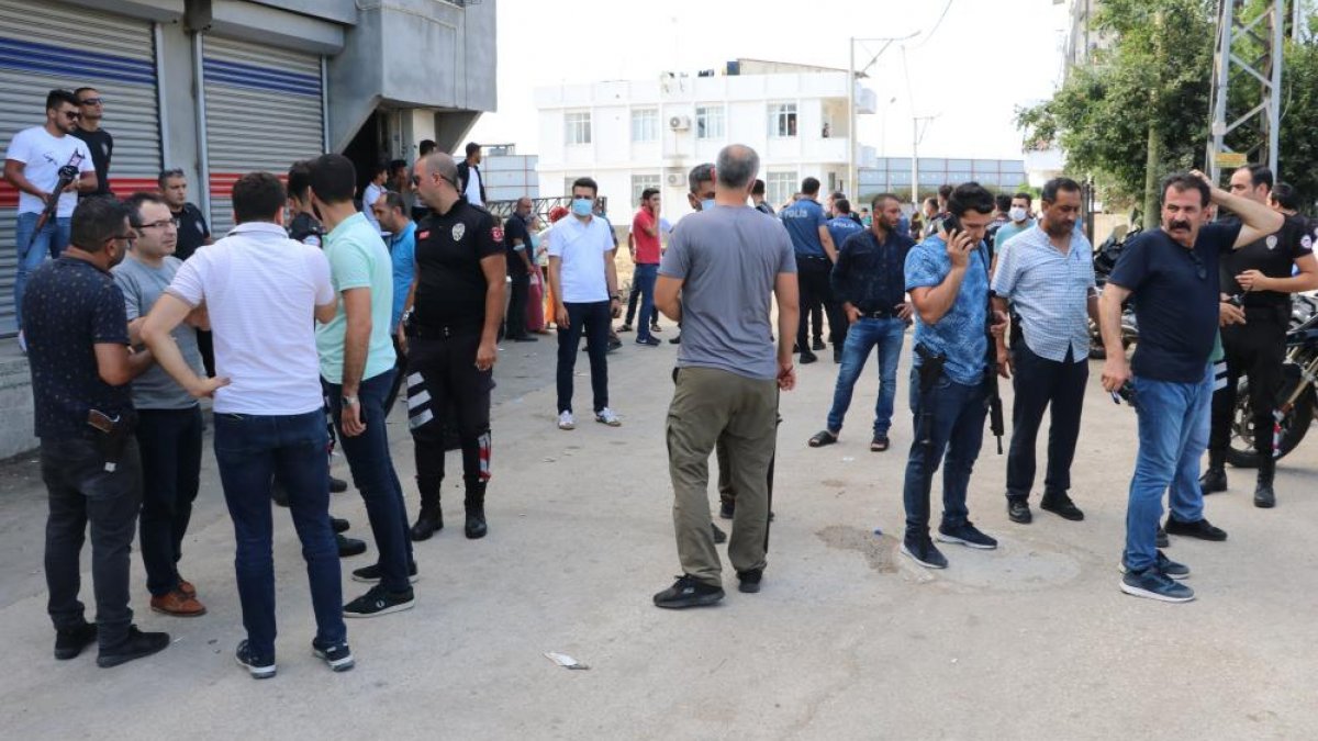 Adana'da kavgaya müdahale eden polise kamyonet çarptı