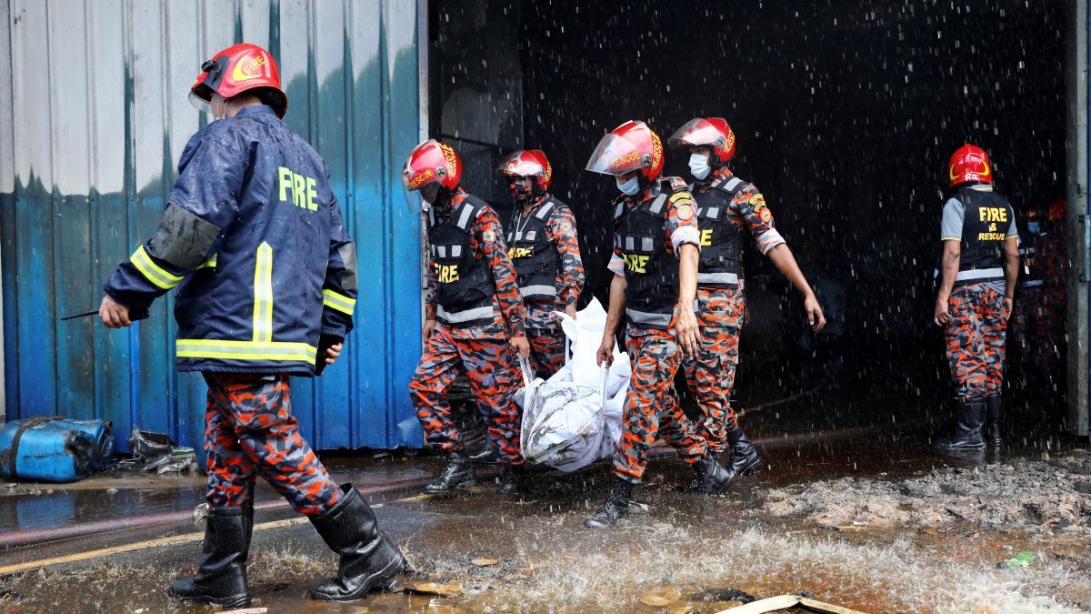 Bangladeş'te gıda fabrikasında yangın: Çok sayıda ölü var