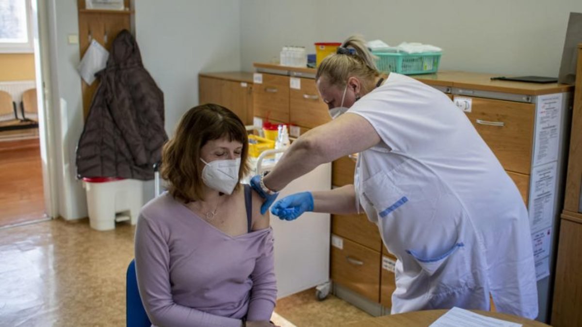 Çekya’da aşı olanlara iPhone ikramiyeli çekiliş