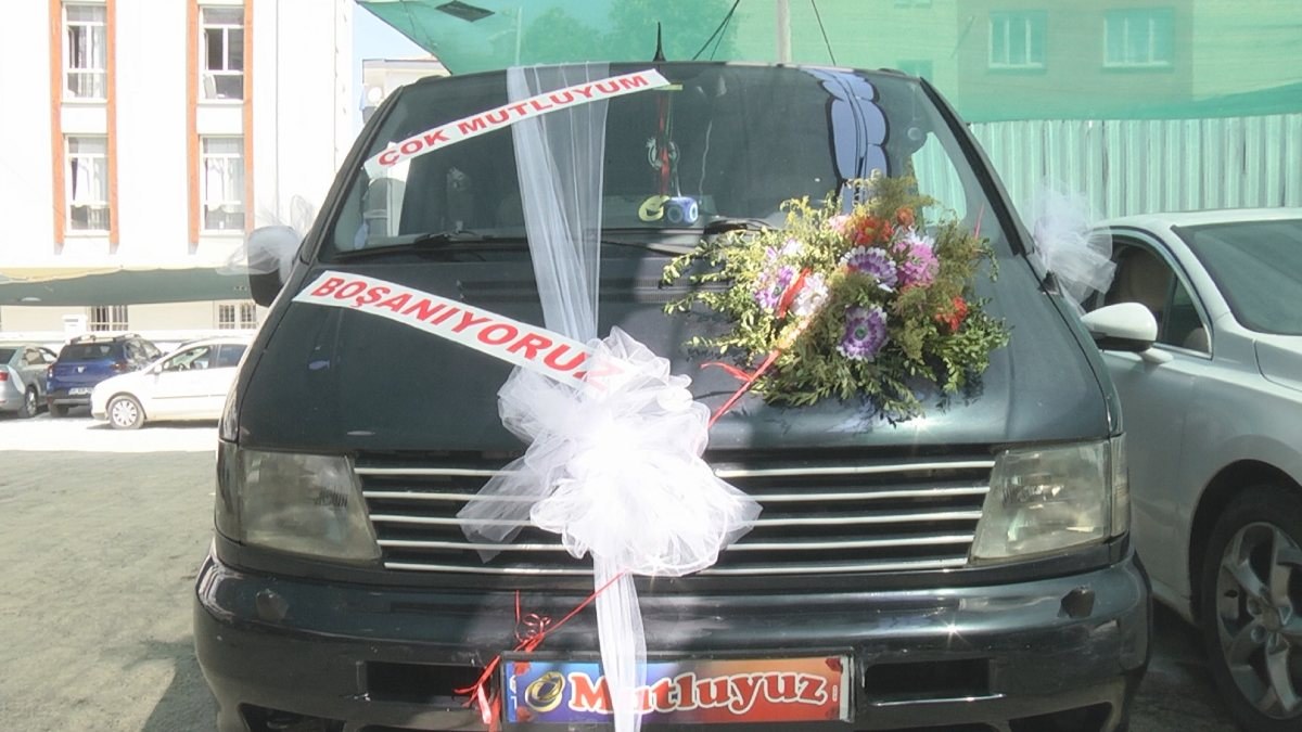 Malatya'daki adam, boşanma davasına süslü arabayla gitti