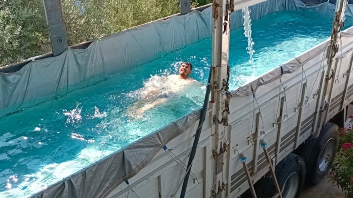 Antalya'da sıcak havadan bunalan çiftçi, kamyon kasasını havuz yaptı