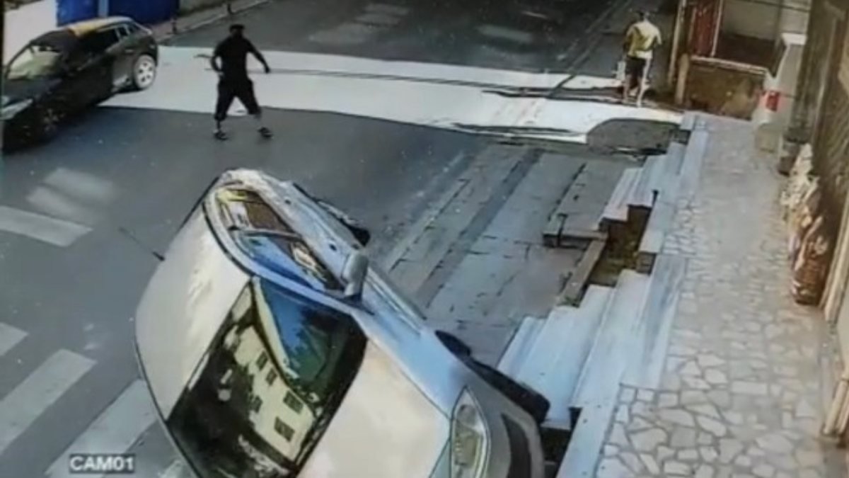 Ataşehir'de sürücüsü olmayan araç, takla atarak durdu