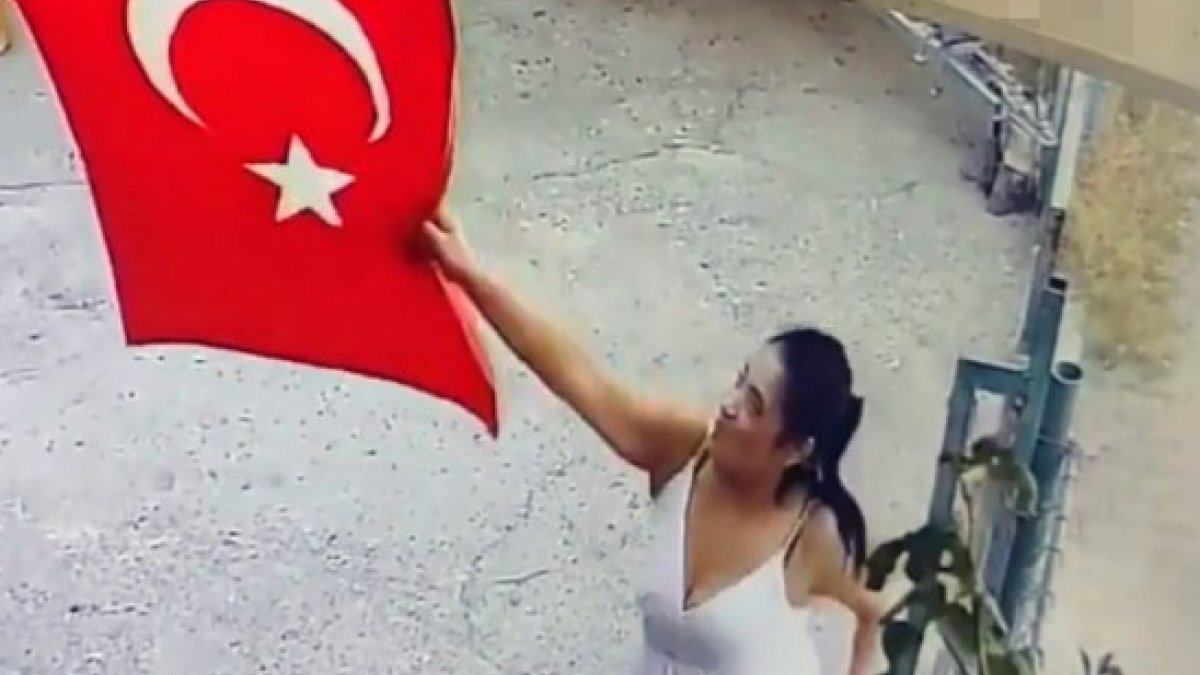 Adana'da iş yerine asılı Türk bayrağını koparan kadın, çöpe attı