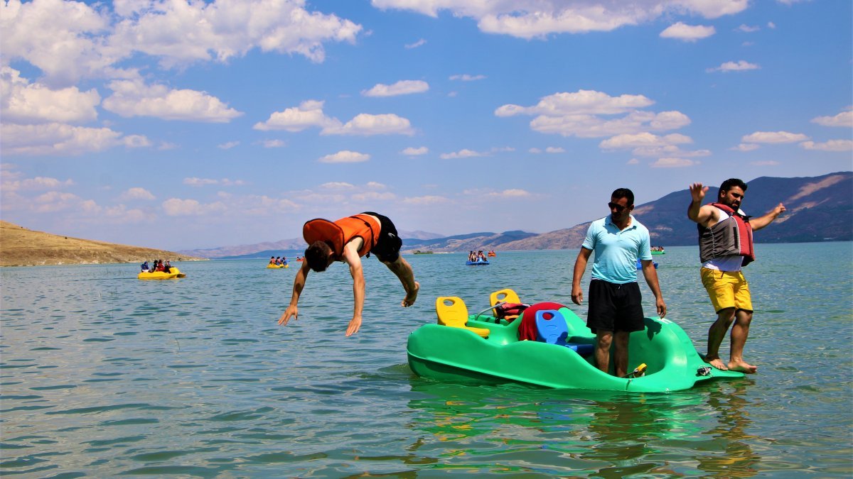 Hazar Gölü, tatilcilerin akınına uğradı