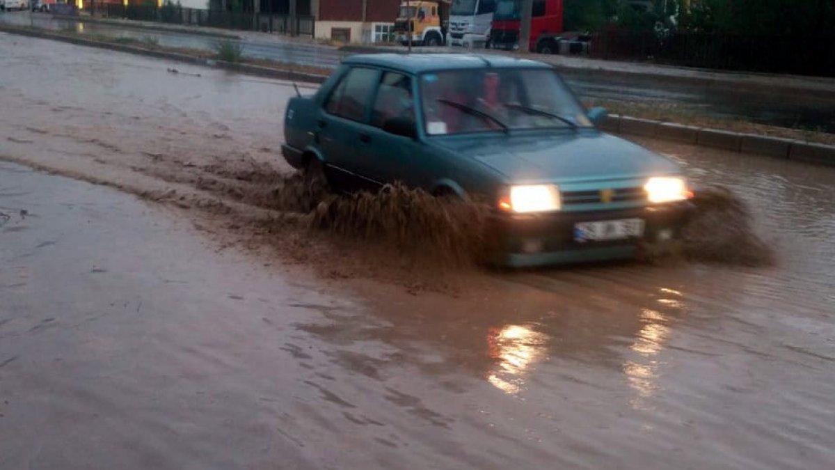 Gümüşhane’de 10 dakika süren dolu ve yağmur sele neden oldu