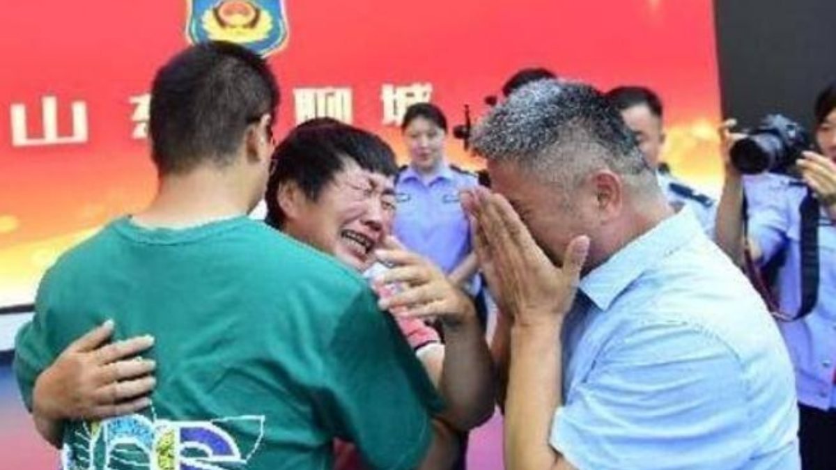 Çin'de baba, oğluna 24 yıl sonra kavuştu