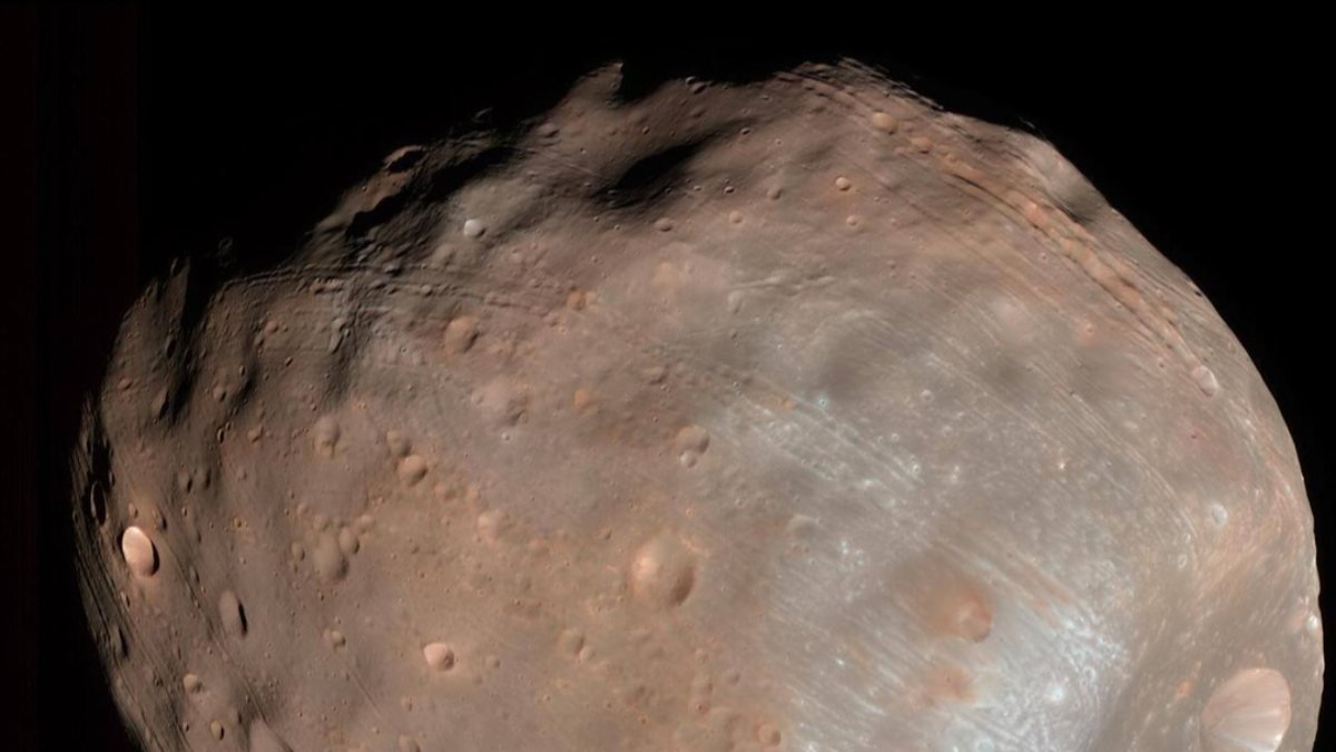 NASA, Mars'ın doğal uydusu Phobos'u paylaştı