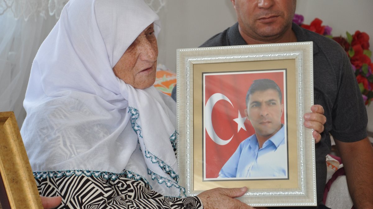 Gaziantep'teki şehit annesi, oğlunun mezarını görüntülü arattı