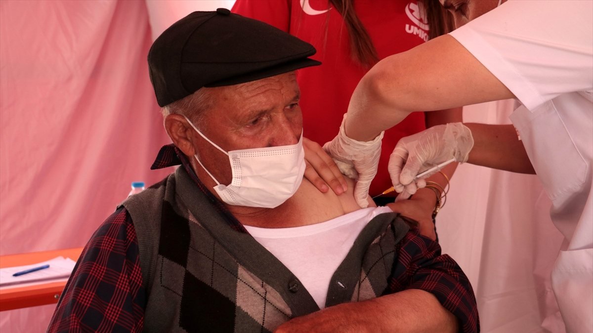 Türkiye'de uygulanan ikinci doz aşı sayısı 20 milyonu geçti