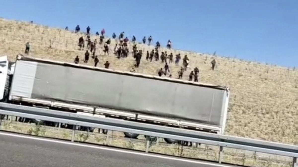 Niğde’de kaçak göçmenleri otoyolda bıraktılar