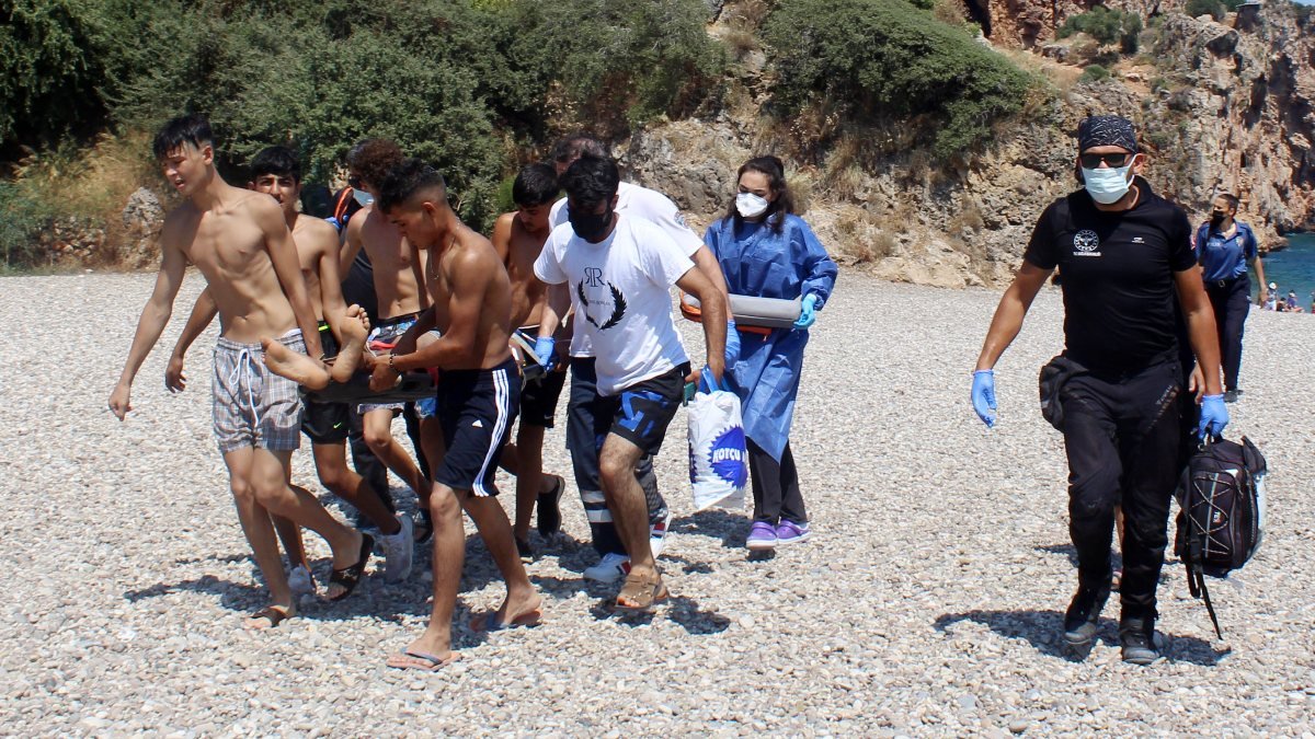 Antalya’da falezlerden atlayan genç hastanelik oldu