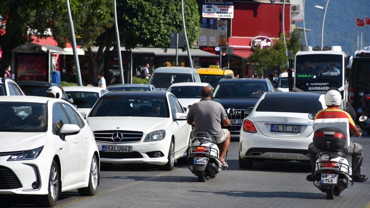 Marmaris ve Datça'ya tatilci akını: 36 saatte 75 bin araç giriş yaptı