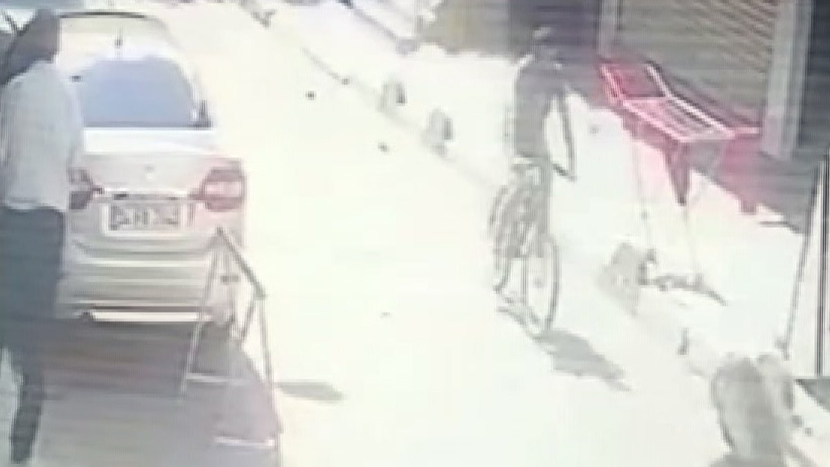 Küçükçekmece'deki hırsız, kendi bisikletini bırakıp küçük çocuğu bisikletini çaldı