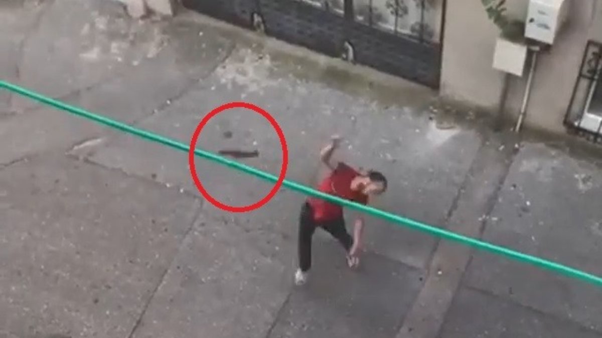 Bursa'daki şahıs, 3'üncü kata balta fırlattı
