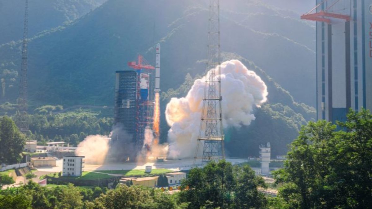 Çin, uzayı gözleyecek uydu grubunu yörüngeye gönderdi