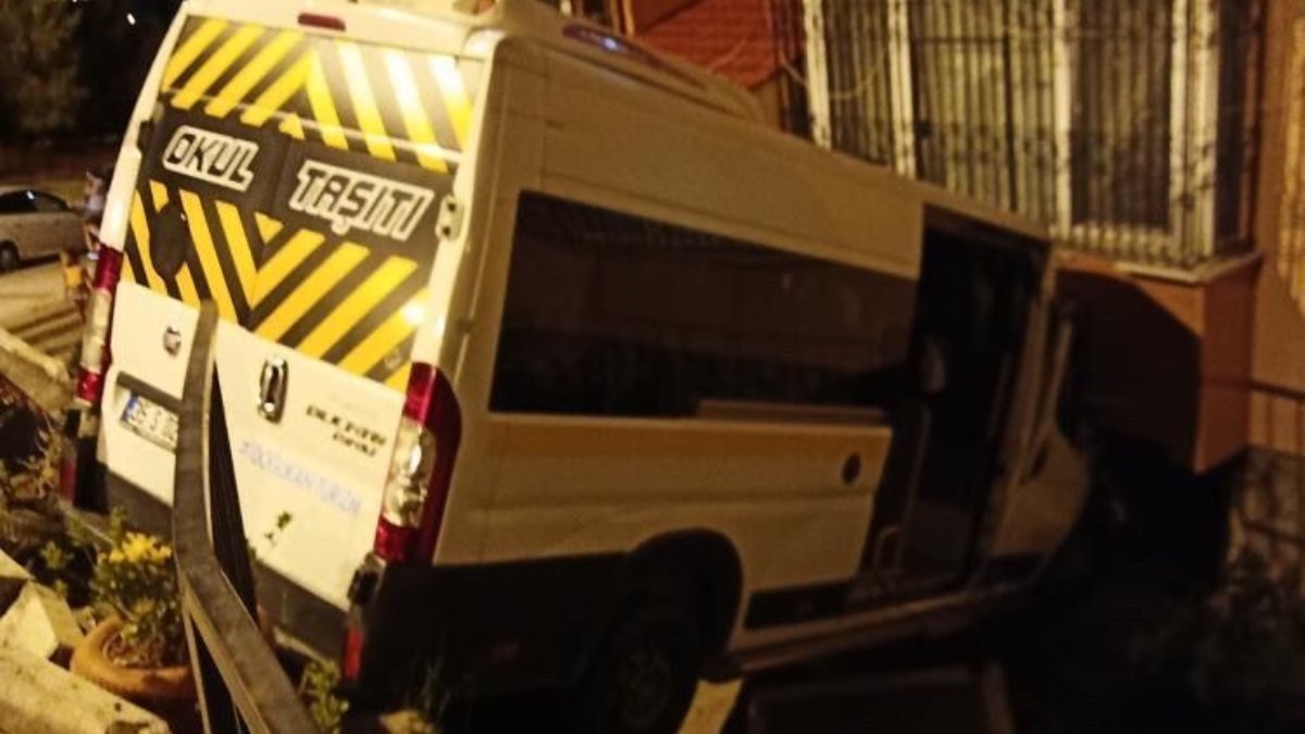 İzmir'de freni boşalan minibüs, apartmana çarpıp asılı kaldı