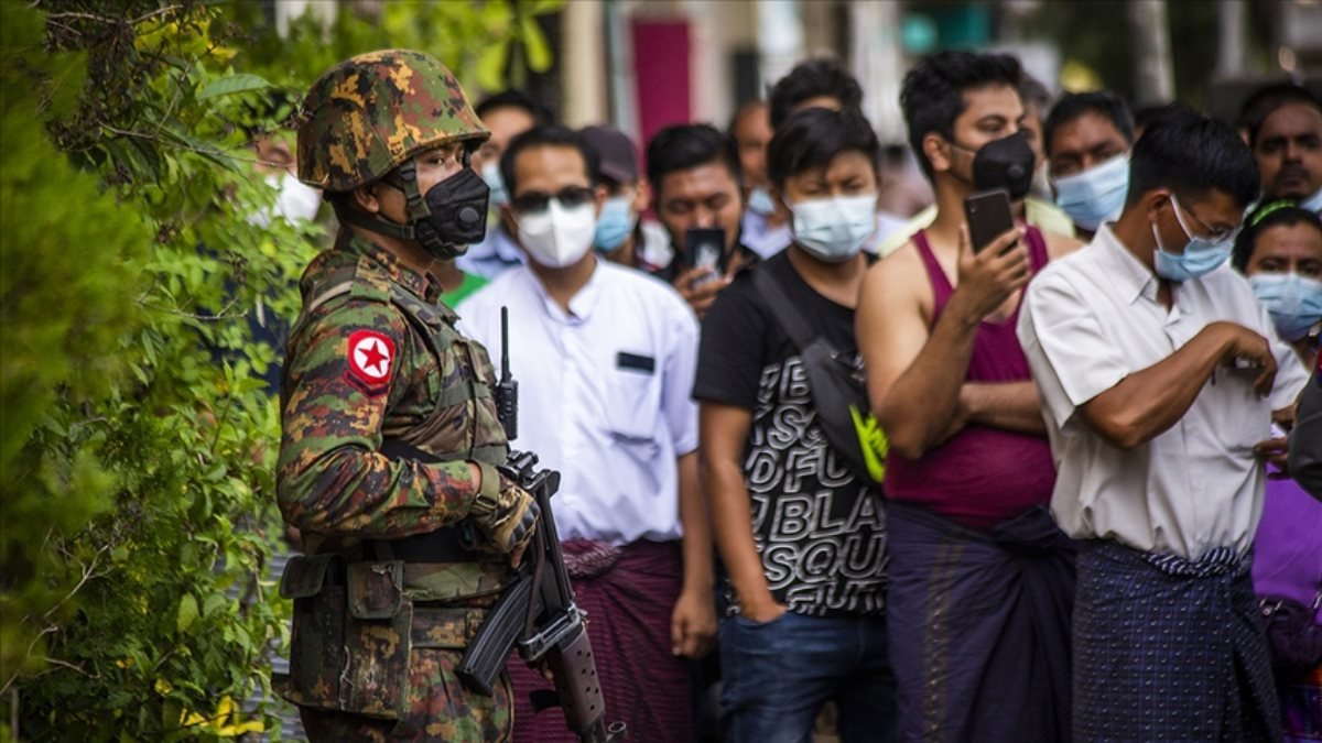 Myanmar'da askeri yönetim koronaya karşı halkı dua okumaya çağırdı