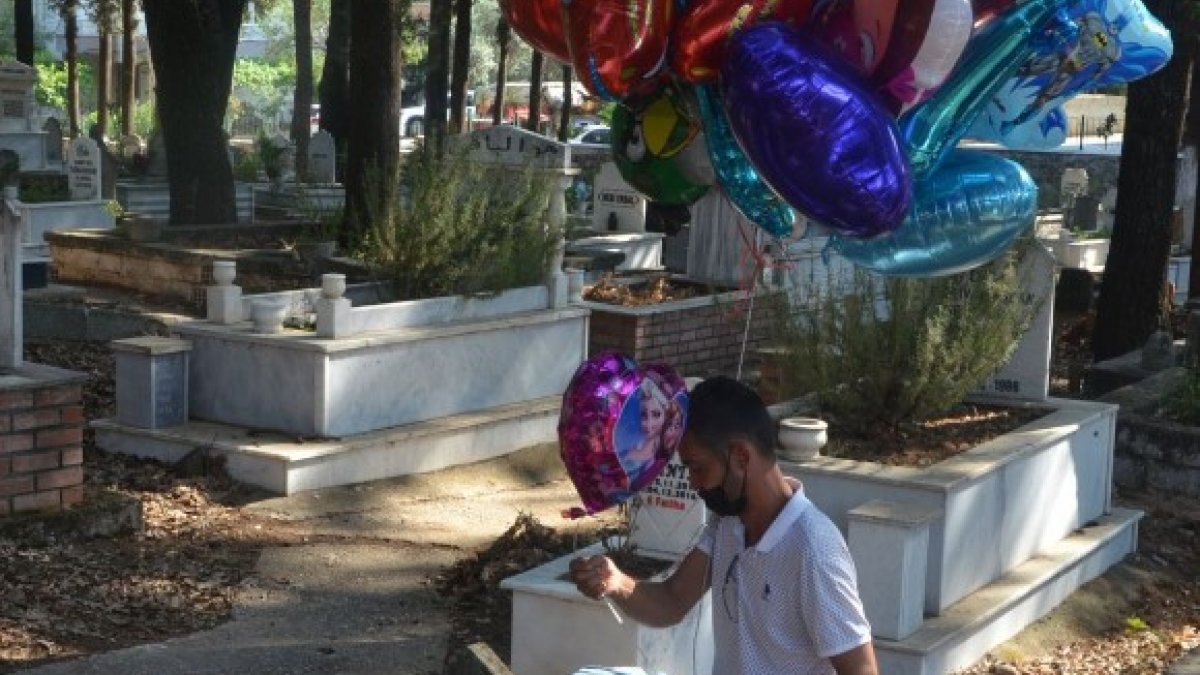 Antalya'da baloncunun, çocuk mezarlarına balon bağlaması yürek burktu
