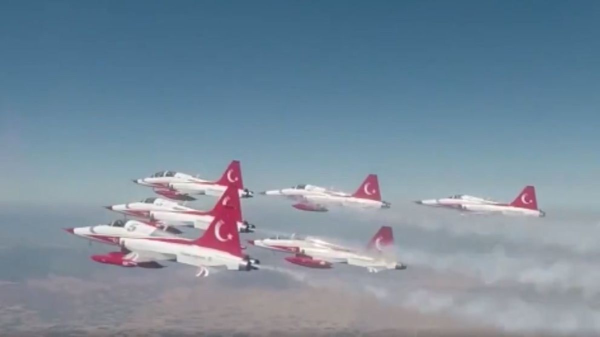 Türk Yıldızları'ndan KKTC'de gösteri uçuşu