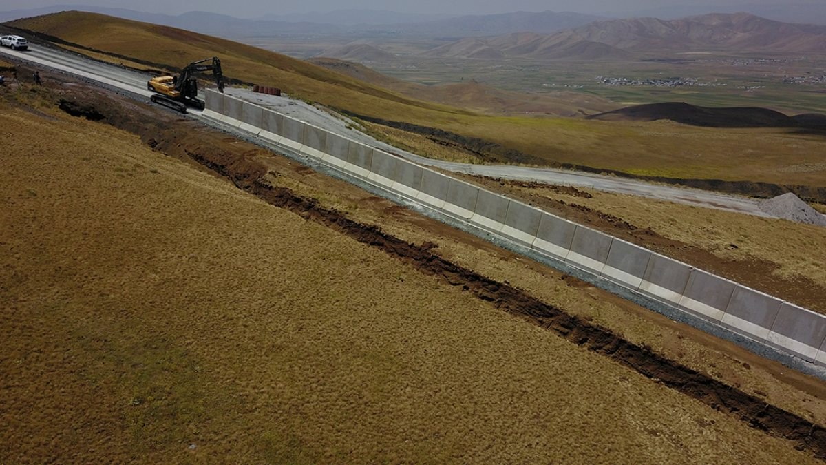 Van-İran sınırına beton duvar