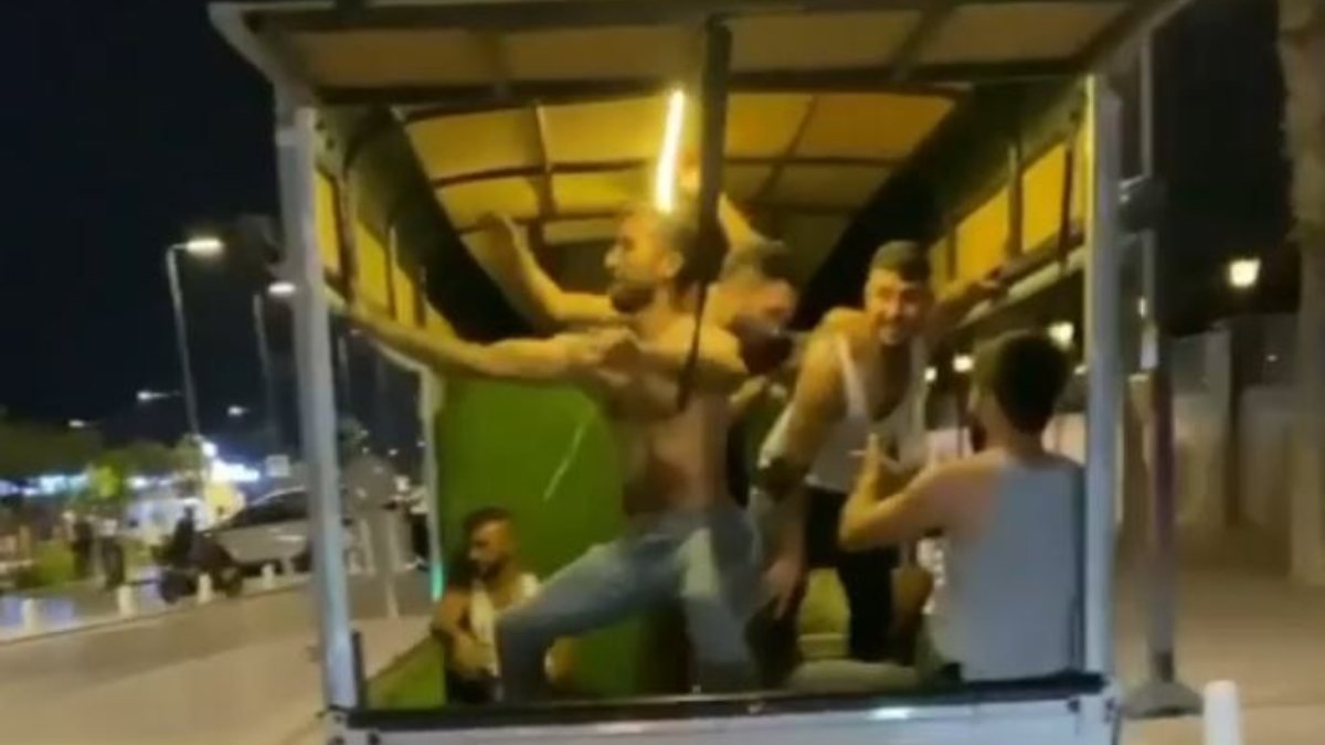 Antalya’da kamyonet kasasında dans