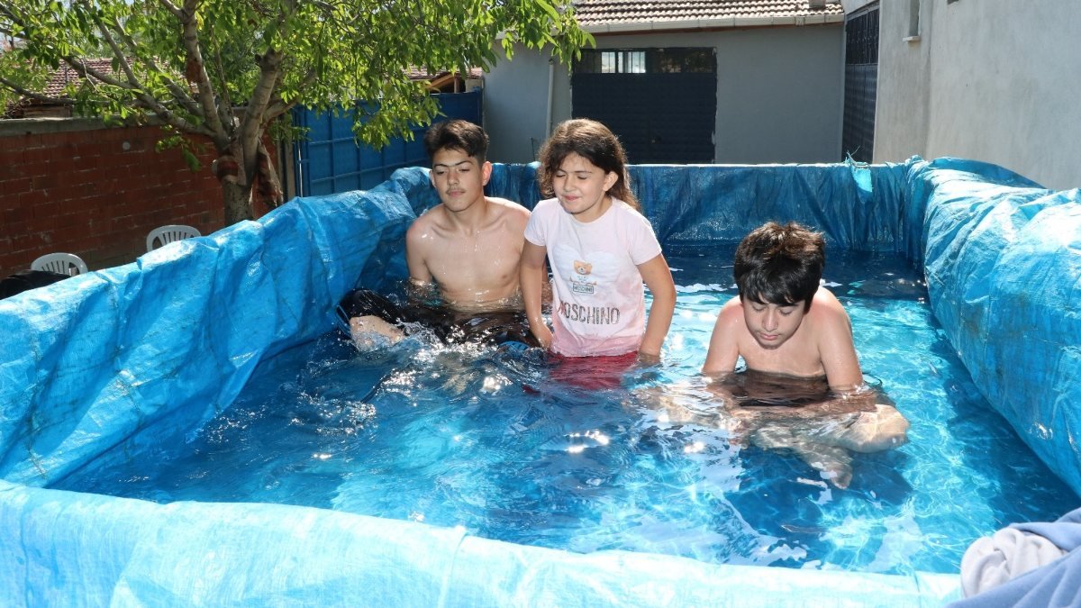 Amasya'da çocuklar römorku havuza çevirdi
