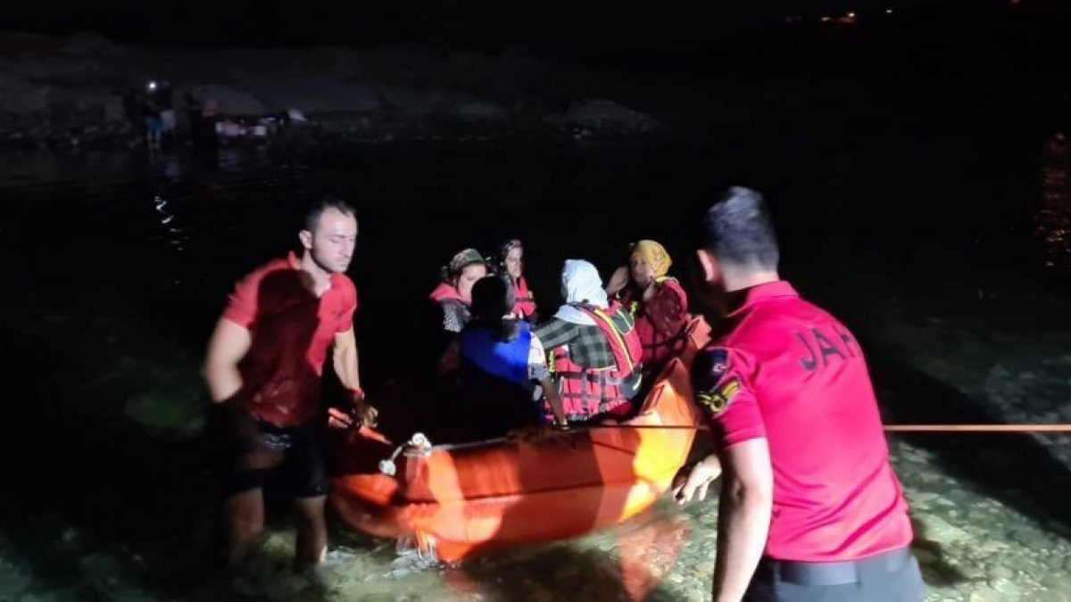 Dicle Nehri kenarında mahsur kalan 21 vatandaş kurtarıldı