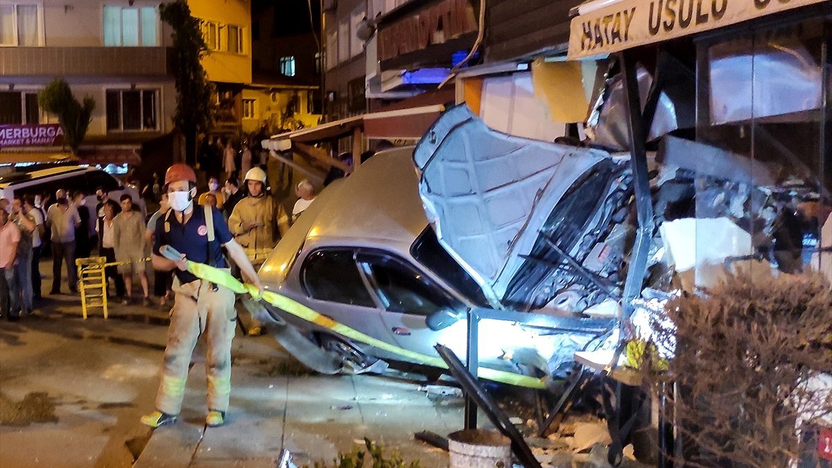 İstanbul'da araç iki dükkana girdi