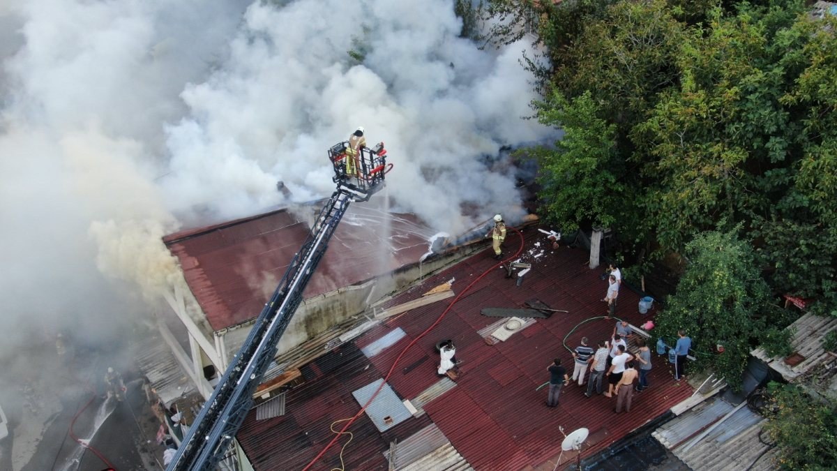 Üsküdar'da bir binanın çatı katında yangın çıktı