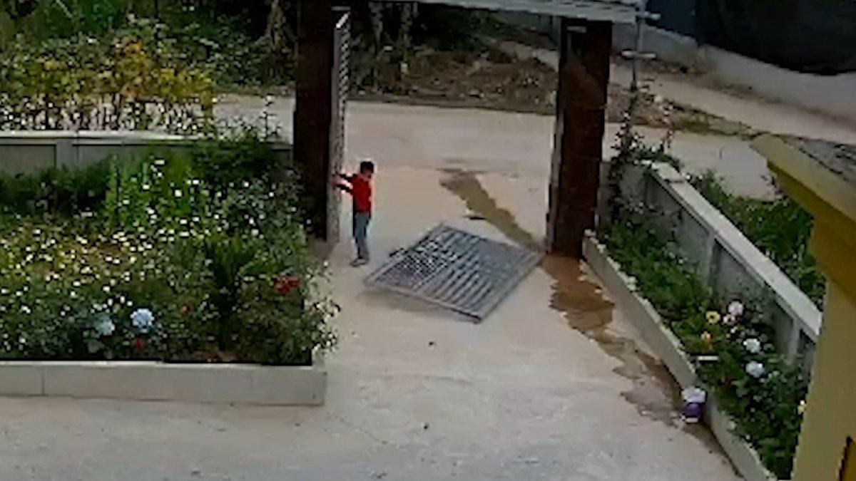 Vietnam’da bir çocuk, demir kapının altında kaldı