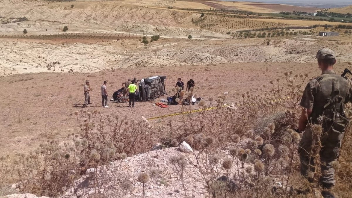 Adıyaman'da otomobil refüje çarptı: 1 ölü 3 yaralı