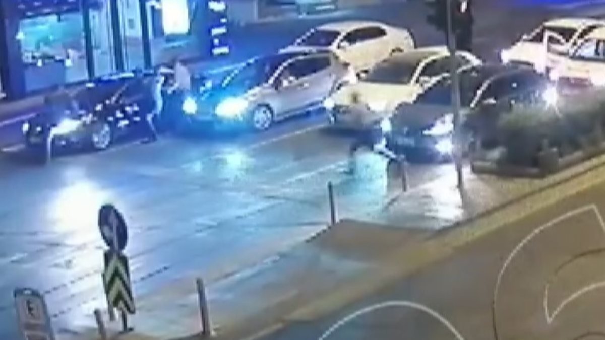 Kahramanmaraş'ta polisi aracın kaputunda sürükledi