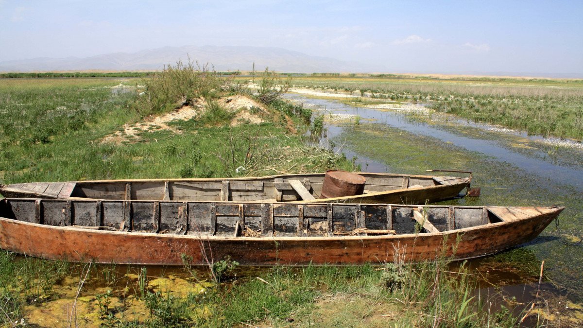 Afyonkarahisar'daki Eber Gölü'nün suyu 1 metreye düştü